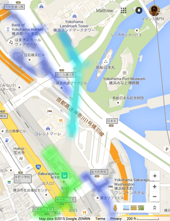 The moving sidewalk is highlighted in light blue; other skyway level sidewalks (not moving) are highlighted in dark blue; JR Sakuragicho Station is in green.