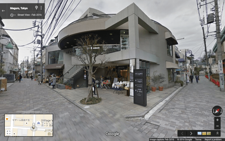 intersection-of-two-pedestrian-alleys